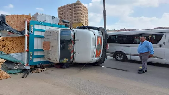 انقلاب سيارة نقل محملة بالأخشاب    أريفية