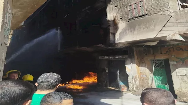 إصابة رجلي إطفاء وآخر مدني في حريق مخزن زيوت بمسطر