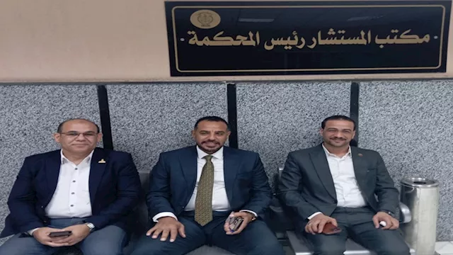 مرشحين داخل مقر لجنة تلقى طلبات الترشح 