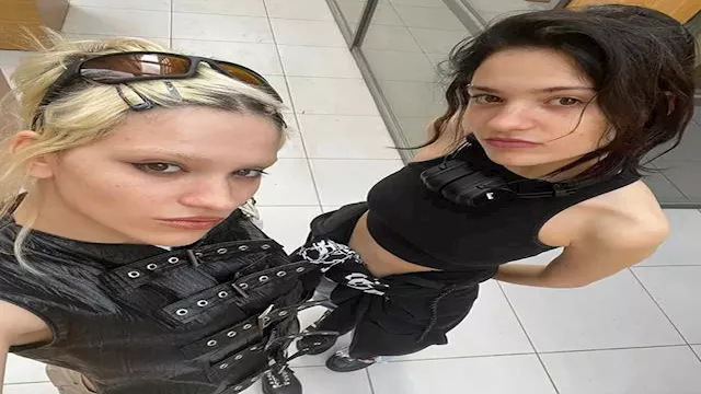 فتاة تكتشف شقيقتها التوأم بعد 35 عاما من الفراق