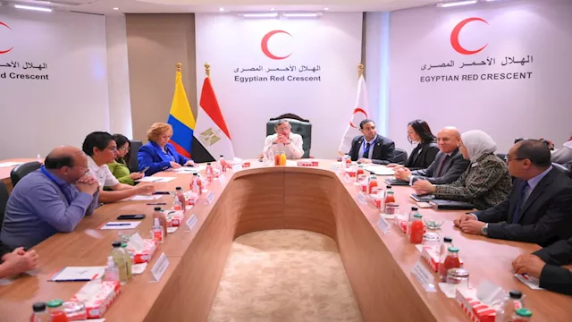 رئيس كولومبيا يزور الهلال الأحمر المصري