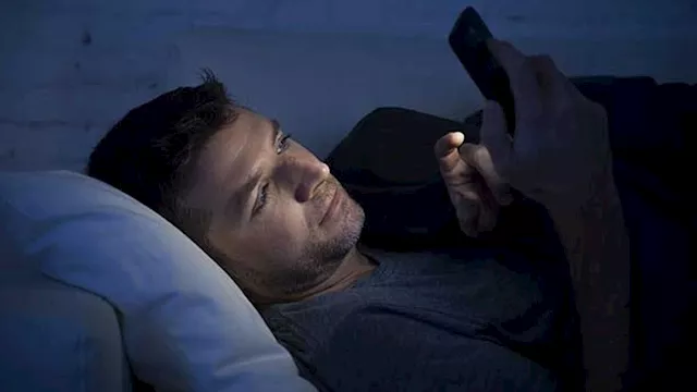 هل هناك ضرر من استخدام الهواتف ليلا قبل النوم؟ 