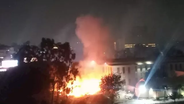 حريق مخلفات بحديقة المتحف الزراعي بالدقي