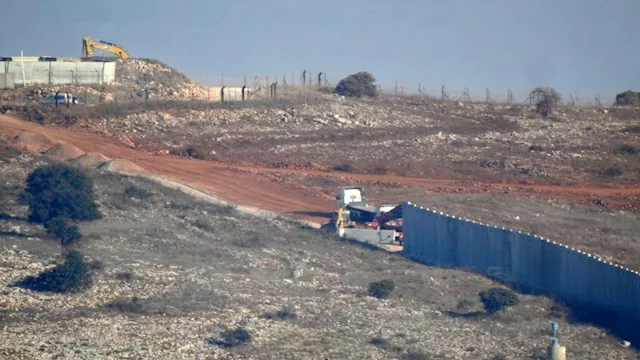  الجيش الإسرائيلي يبني جدارًا خرسانيًا