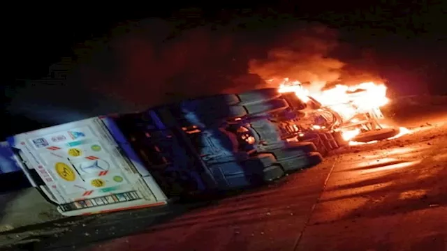 النيران التهمت كابينه السيارة النقل 