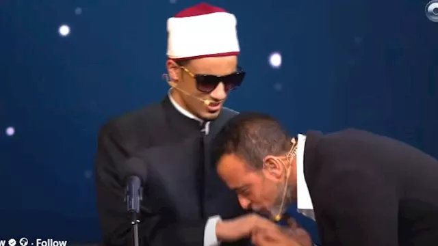 مصطفى حسني يُقبل يد المتسابق محمد أحمد حسن
