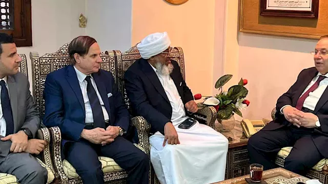 السيد الشريف نقيب  يلتقي وفدا من جامعة سراج الهدى 