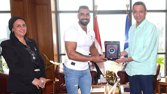 محافظ السويس يكرم بطل كمال الأجسام مايكل جمال