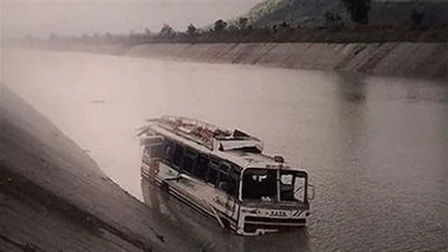 مصرع وإصابة 37 شخصا إثر سقوط حافلة في نهر بكمبوديا