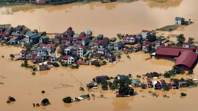 الفيضانات والانهيارات الأرضية بفيتنام