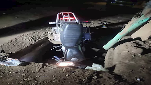 اصطدام الدراجة النارية في بيارة الصرف