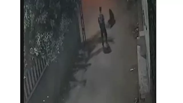 كاميرا مراقبة توثق اعتداء شاب على سيدة بالمنوفية