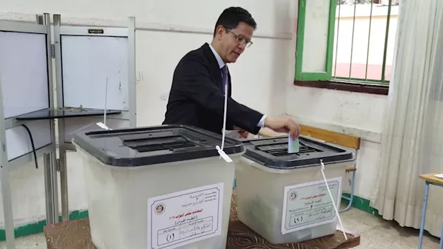 رئيس جامعة بنها يدلي بصوته