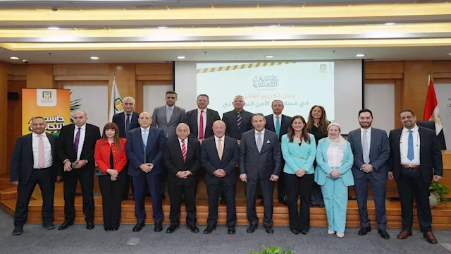 الإتربي يكرم الفائزين من العاملين بالبنك الأهلي