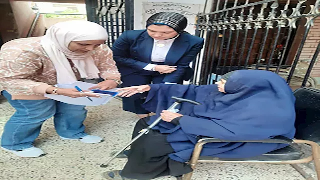 المستشارة تساعد مسنة 