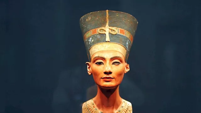 تمثال رأس نفرتيتي 