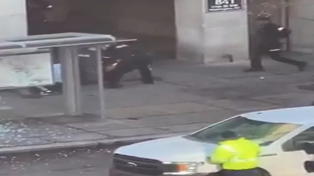 لحظة اعتقال المشتبه به في إطلاق النار قرب البيت ال