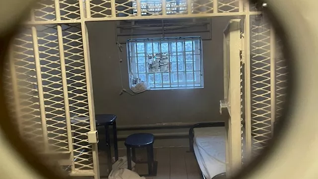 فرار محتجزين اثنين من سجن فرنسي باستخدام منشار ومل