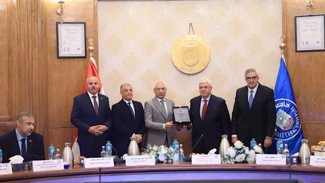 وزير التعليم العالي يكرم رئيس جامعة المنيا