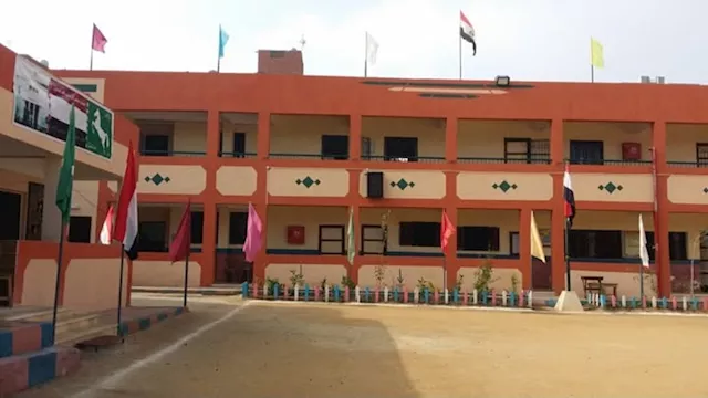 مدير مدرسة للبنات يحذر من تصوير الطالبات ونشر صوره