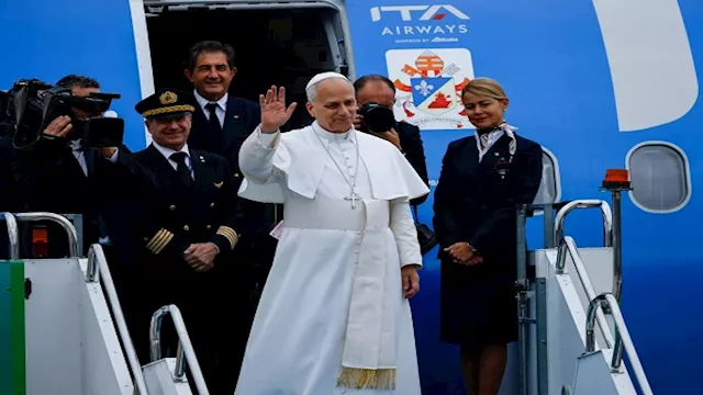 توافد الحشود من اللبنانيين لاستقبال بابا الفاتيكان