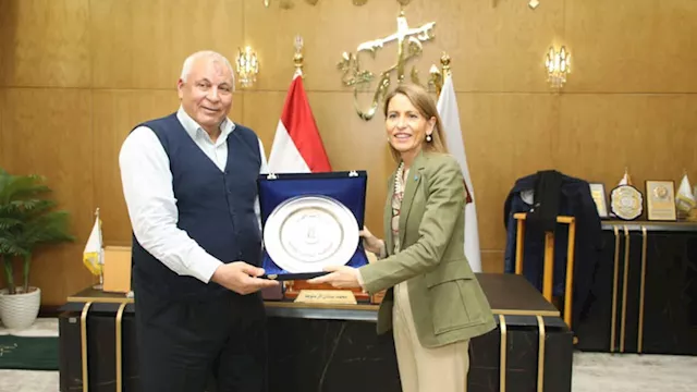 محافظ الوادي الجديد يستقبل نوريا سانز، المدير الإق