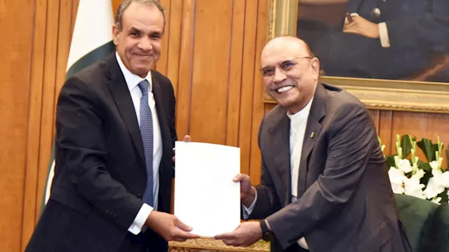 عبد العاطي يسلّم الرئيس الباكستاني رسالة خطيّة من 
