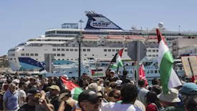 مظاهرة مؤيدة لفلسطين تحاصر سفينة تقل مئات الإسرائي