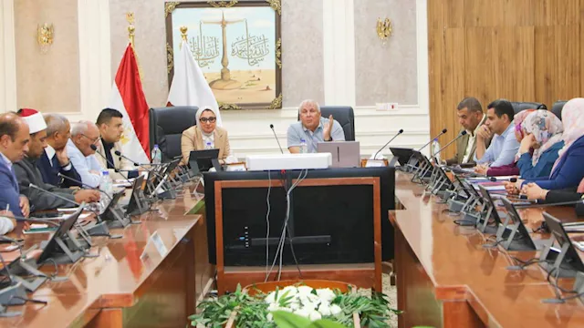 محافظ الوادي الجديد يتابع الاجتماع