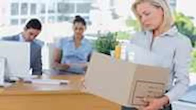 في أول يوم لها.. طرد موظفة من العمل لسبب غير متوقع