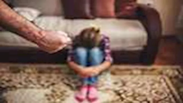 أب يعتدي بوحشية على طفلته خلال زيارتها له