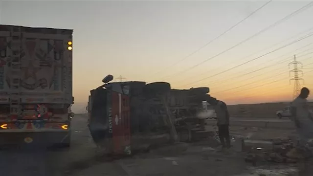 انقلاب سيارة نقل أمام مول شهير في طوخ