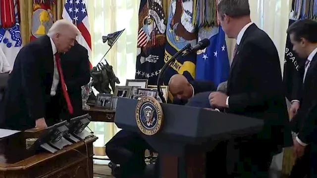 مسؤول يفقد وعيه أمام ترامب لحظة الإعلان عن خفض أسع