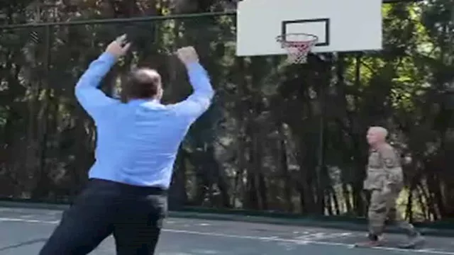 الشرع ووزير خارجيته يلعبان كرة السلة