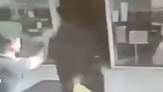 شاب يعتدي بالصفع على سيدة مسنة