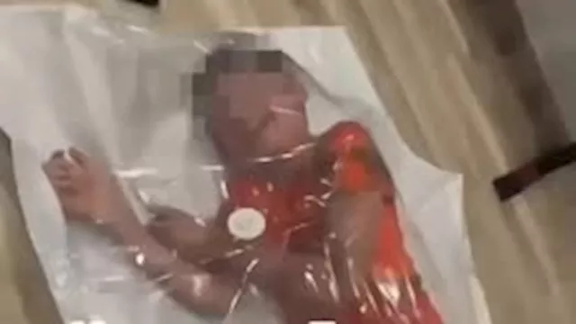 سيدة تضع طفلها داخل حقيبة بلاستيك لسبب غريب