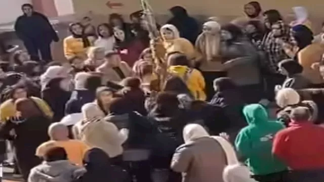 مشاجرة طالبات بمدرسة السادات الثانوية العامة بالزق