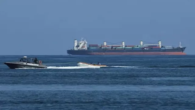 البحرية الأمريكية تحتجز ناقلة نفط قبالة السواحل ال