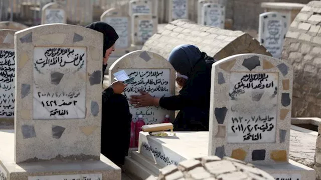 ما حكم زيارة المرأة الحائض للمقابر والمشاركة في الغسل والدفن؟.. أمين الفتوى يجيب