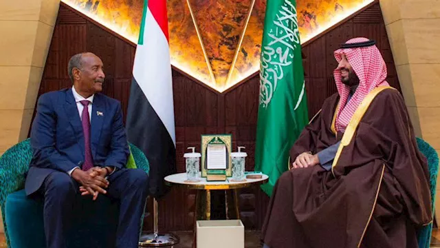 ولي العهد السعودي يبحث مع البرهان جهود تحقيق الأمن