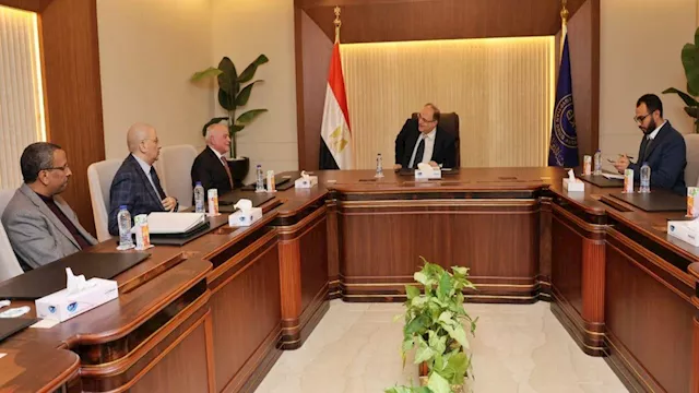 رئيس ''هيئة الدواء'' يبحث مع ممثلي شركة إنراد تعزي