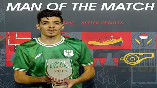 اللاعب الجزائري عبدالرحيم دغموم