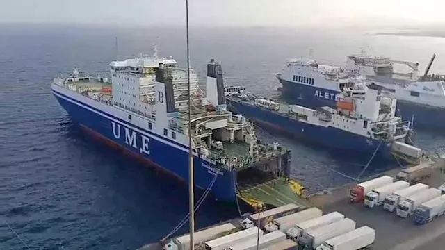 تداول شاحنات البضائع بميناء سفاجا 