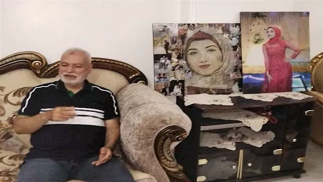 والد إسراء وبجواره صورتها 