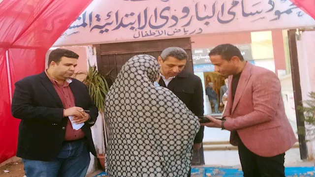 محافظ السويس ونائبه خلال تفقد اللجان 