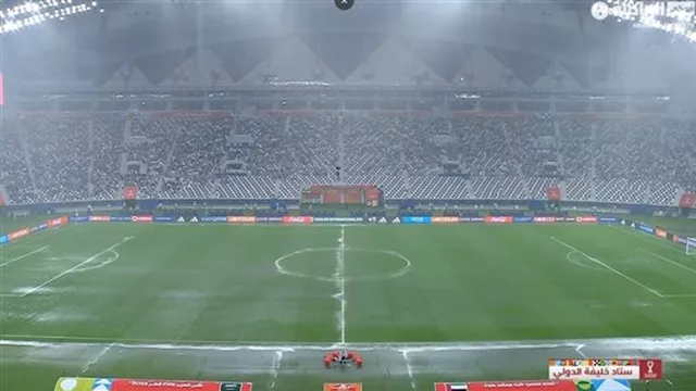 أمطار غزيرة في ملعب مباراة السعودية والإمارات