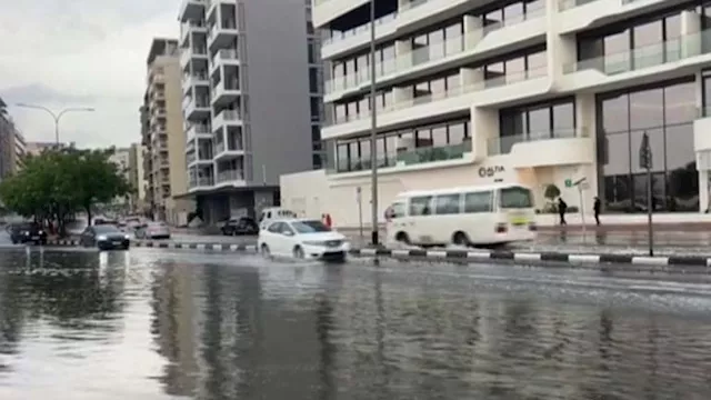 أمطار غزيرة تغرق شوارع دبي 