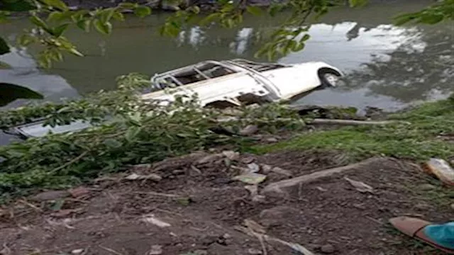 سقوط سيارة بترعة 