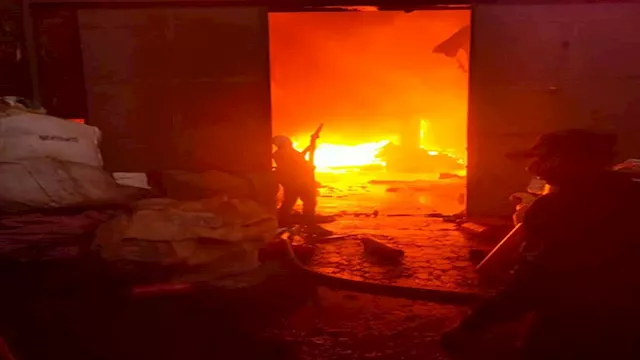 حريق مخزن - أرشيفية