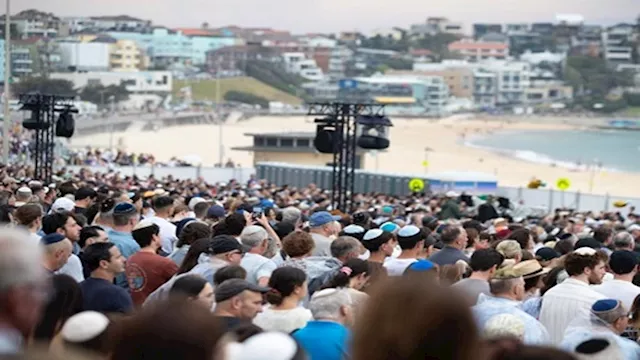 لإحياء ذكرى ضحايا الهجوم الدامي.. احتشاد الآلاف عل